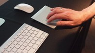 ผลิตภัณฑ์ตัวแรงจาก Apple ''Magic Trackpad'' เทคโนโลยี Multi - Touch คีย์บอร์ดชั้นยอดที่คุณต้องลองสัมผัส