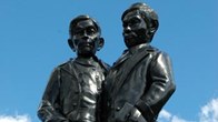 ฝาแฝด อิน - จัน เป็นฝาแฝดคนไทยที่ตัวติดกันคู่แรกที่ชาวโลกรู้จักเกิดเมื่อวันที่ 11 พฤษภาคม 2354 จ.สมุทรสงคราม 