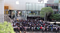 ชาวจีนแผ่นดินใหญ่คอไอทีไปยืนรอการเปิดจำหน่ายที่หน้า Beijing Apple Store กันตั้งแต่แต่เช้าจนเที่ยงกันอย่างหนาแน่น
