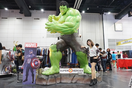 เอาพี่ Hulk มายืนเทียบกันแทบจะเดาไม่ถูกใครจะร่วงก่อนใคร